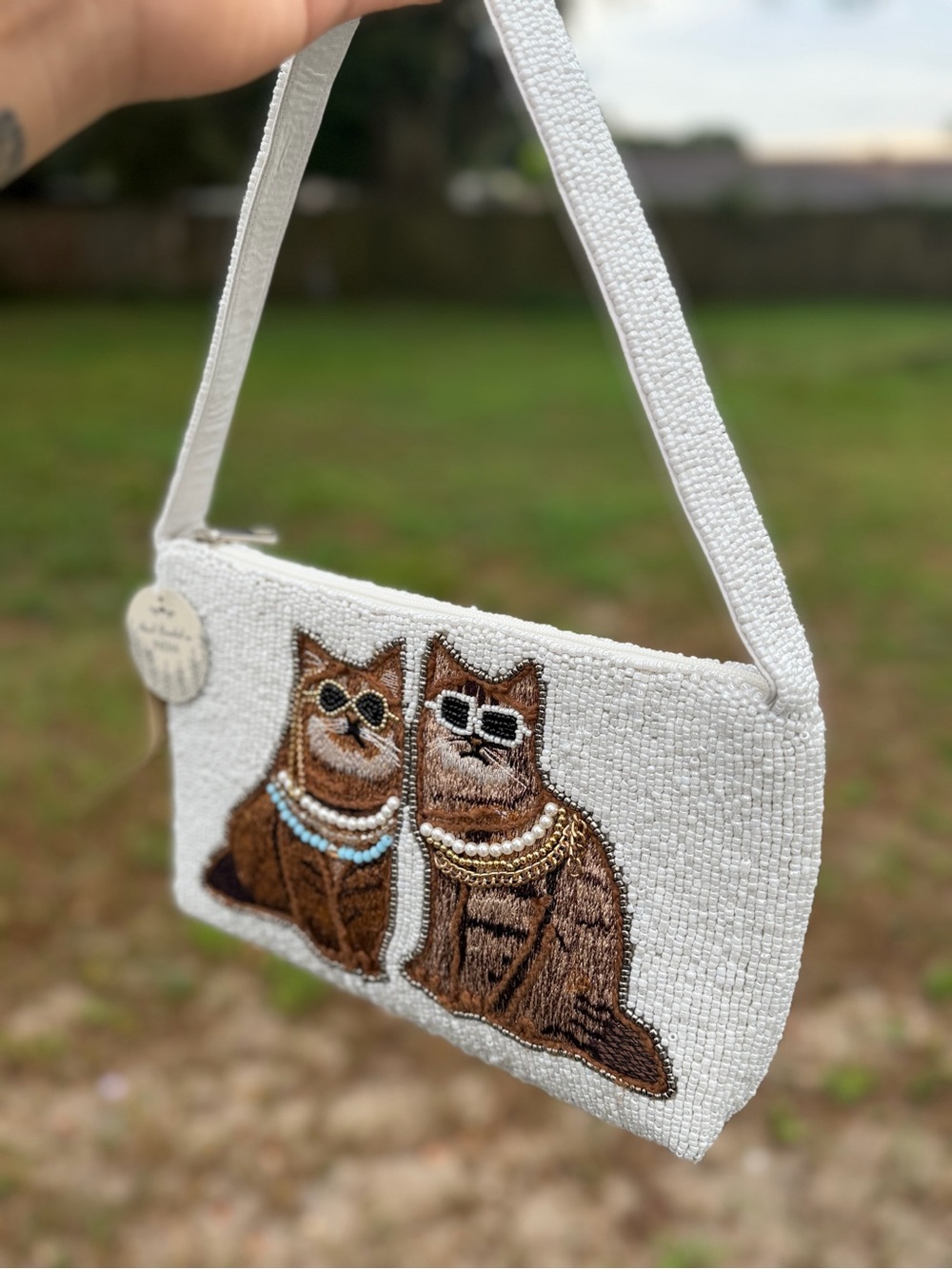 Viral Ross White beaded shoulder purse with two embroidered cats - Picture 3 of 3
